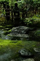 松風園福岡市松風園は昭和20年代に建設されたお茶室を有する日本庭園です。かつての福岡を代表する百貨店である「福岡玉屋」の創業者田中丸善八翁の邸宅「松風荘」の跡地を整備後、平成19年度に福岡市平尾に開園し、一般利用できるようにしました。また、「松風園」の由来である田中丸家が愛用した茶室「松風庵」は、当時の状態で保存されています。正門から受付まで伸びる石積み階段を登りきると、駿河湾と富士山をイメージした美しい日本庭園が広がります。樹齢100年をこえるイロハモミジをはじめ、織部灯籠や春日灯籠、四ツ腰掛け（卍字亭）を写した四阿（あずまや）が配され、四季折々の日本の美しさを体感できます。また当園にしかないと言われている棗（なつめ）灯籠があります。これは茶道をこよなく愛した田中丸氏が茶道具である棗をイメージして作らせたもので非常に珍しいものです。「松風庵」は京都から資材や数奇屋師を集め、その意匠や技術の粋を遺憾なく発揮した本格的な茶室です。障子を開けると美しく開放的な日本庭園を望むことができます。茶室は「松風庵」（小間）と広間、新館に和室8畳２間があります。庭園には露地と野点広場、あずまやや腰掛待合、蹲踞（つくばい）等を備えており、茶道をはじめ、様々な文化交流の場として市民の皆様にご利用いただいています。松風園は天神から南に広がる浄水エリアにある、静かな住宅地内に位置します。周辺に福岡市動植物園、浄水緑地、平尾山荘（野村望東尼山荘跡）など自然豊かな散策コースが点在し、また、松風園自体も平尾の貴重な緑地保全に役立っています。施設にはエレベーターを設置しており、駐車場から玄関ホールまで車いすでも移動できます。園内では抹茶のご提供（有料）を行っておりますので、庭園を眺めながらの一服をお楽しみいただけます。公式HPより