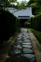 中尊寺岩手県西磐井郡平泉町にある天台宗東北大本山の寺院。奥州三十三観音番外札所。山号は関山（かんざん）、本尊は釈迦如来。寺伝では円仁の開山とされる。実質的な開基は藤原清衡。奥州藤原氏三代ゆかりの寺として著名であり、平安時代の美術、工芸、建築の粋を集めた金色堂を始め、多くの文化財を有する。境内は「中尊寺境内」として国の特別史跡に指定されている。2011年（平成23年）6月26日、「平泉―仏国土（浄土）を表す建築・庭園及び考古学的遺跡群―」の構成資産の一つとして世界遺産に登録された。Wikipediaより
